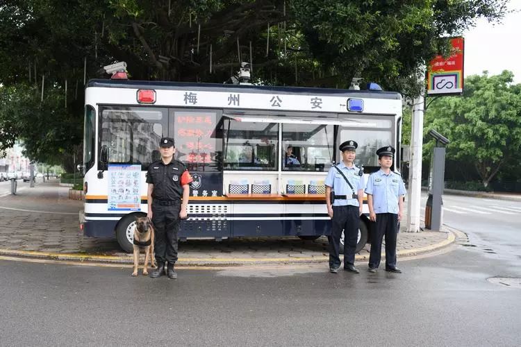 顯性用警：森源鴻馬移動(dòng)警務(wù)車進(jìn)一步提升街面見警率管事率 (圖3)