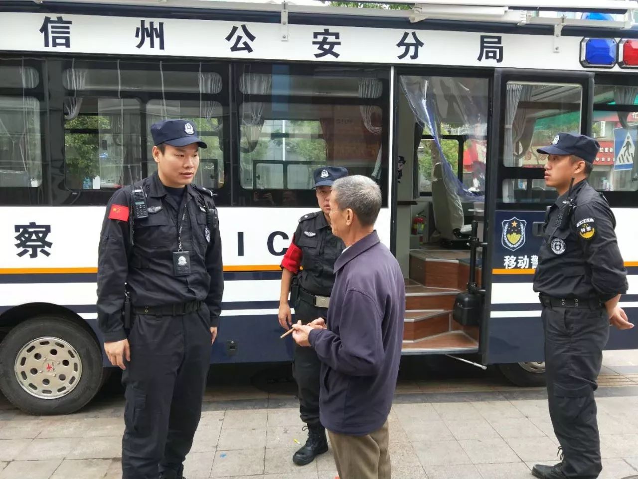 森源鴻馬移動警務(wù)室為饒城街頭增設(shè)了一道靚麗“警色”！(圖2)