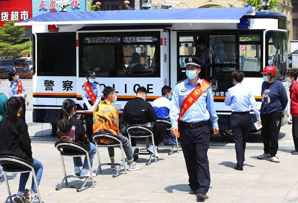 森源鴻馬“流動警務(wù)車”為群眾上門辦證獲贊(圖1)