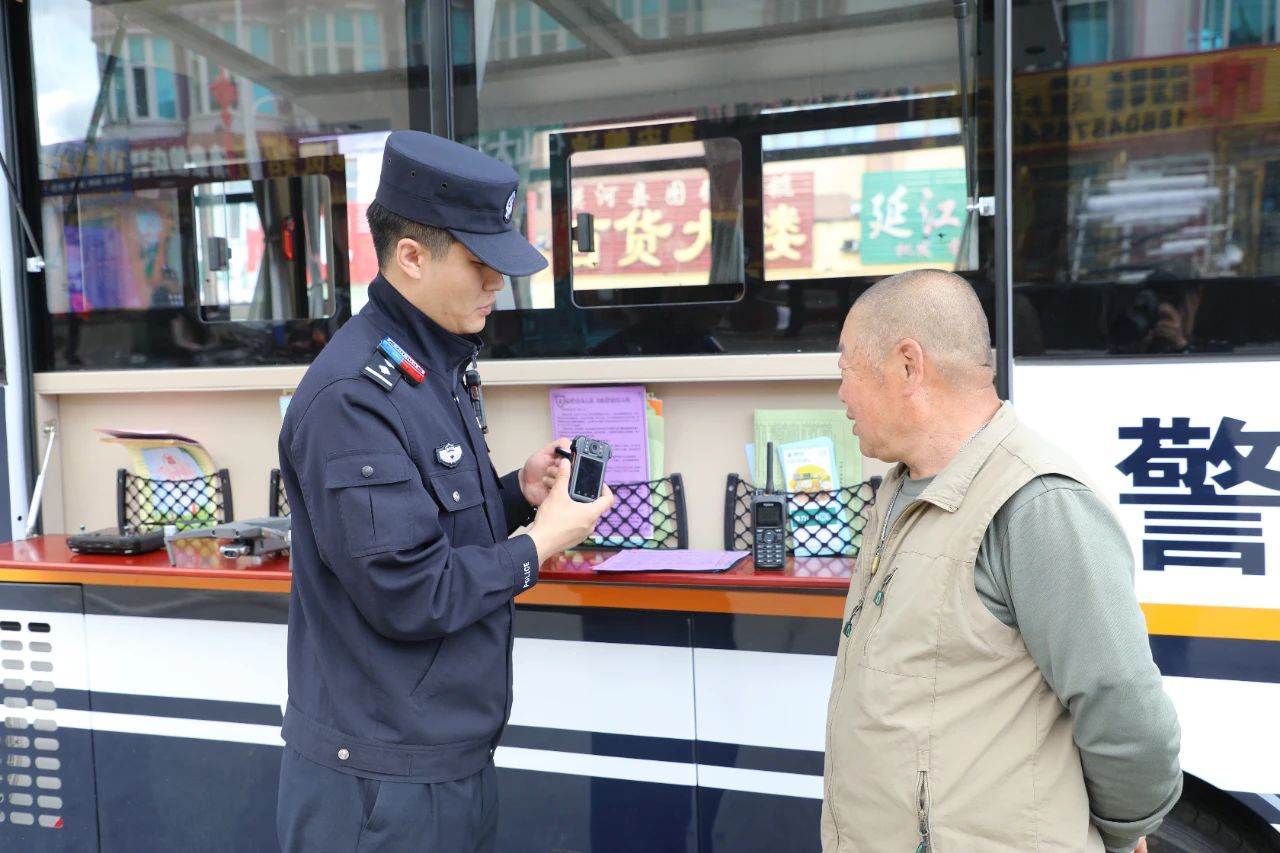 移動(dòng)警務(wù)室助力圖強(qiáng)分局開展“科技興警 共筑同心”科技活動(dòng)周主題宣傳活動(dòng)(圖3)