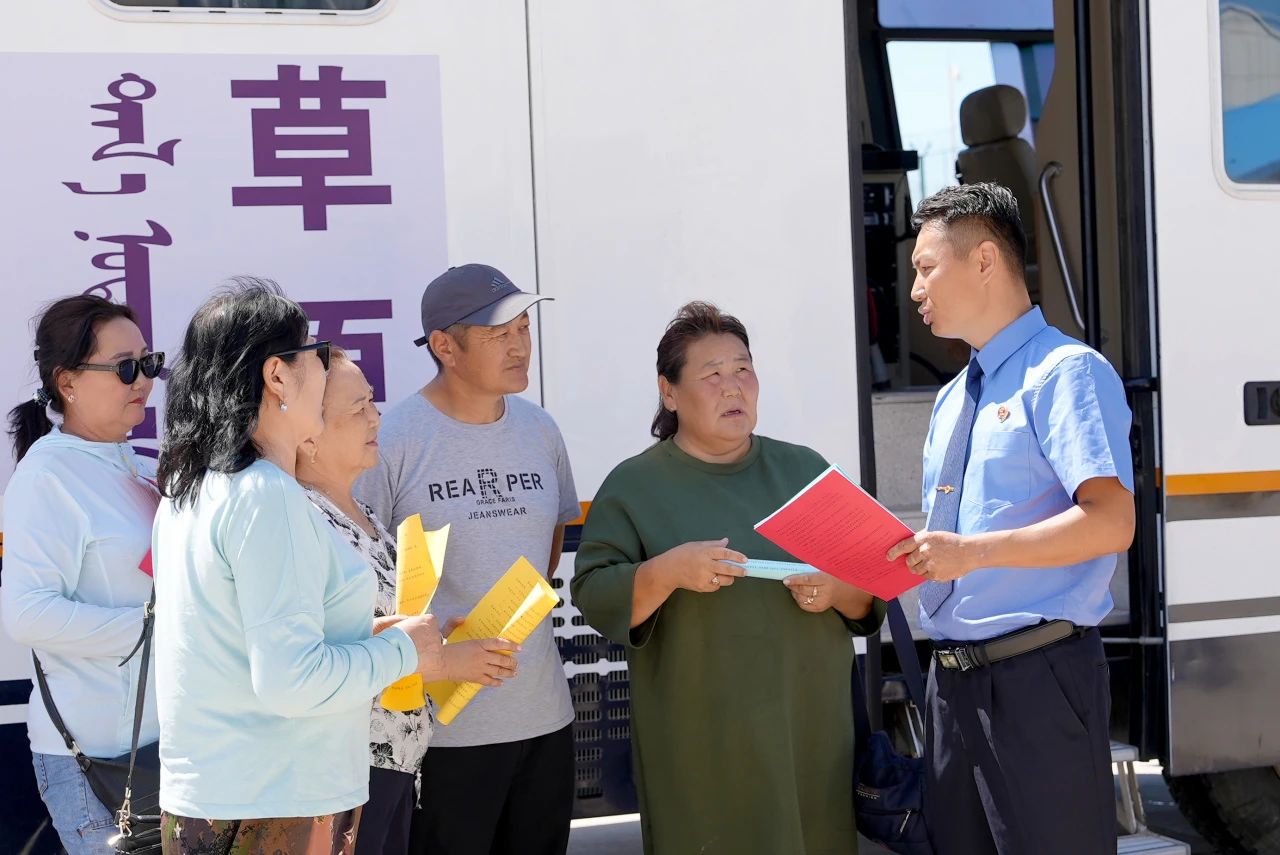 檢察直通車(chē)出動(dòng)，新右旗檢察院開(kāi)展普法宣傳活動(dòng)(圖2)