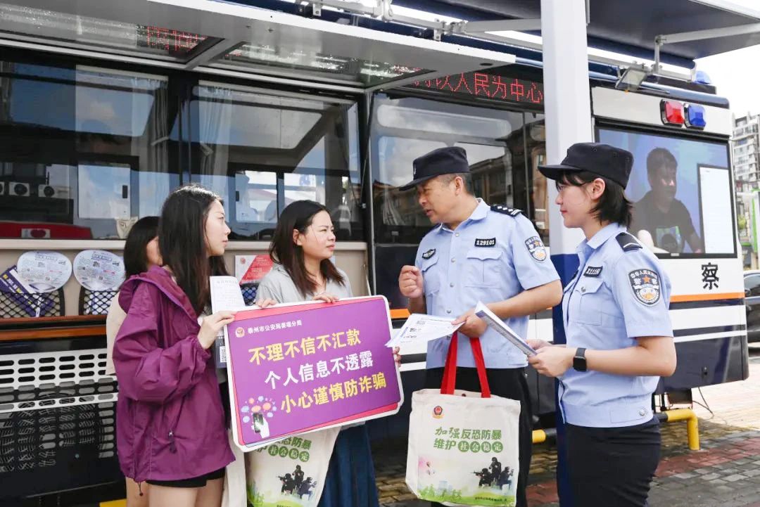 森源鴻馬移動(dòng)警務(wù)室亮相姜堰街頭，太炫酷了！(圖2)