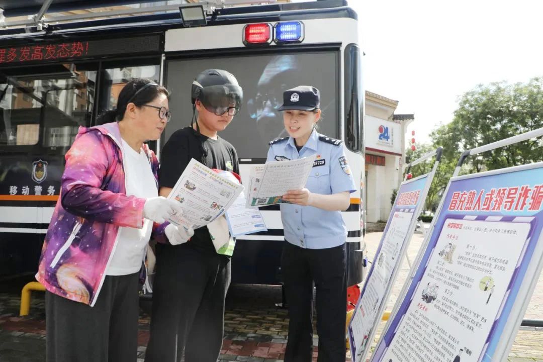 森源鴻馬移動(dòng)警務(wù)室亮相姜堰街頭，太炫酷了！(圖4)