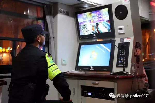 和群眾一起逛夜市，移動警務室為“夜經濟”裝上“安全閥”(圖6)