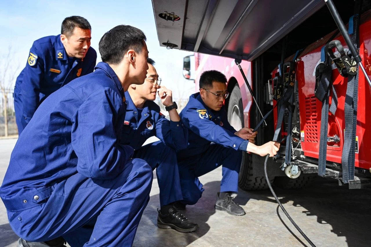 森源鴻馬淋浴車上崗—嘉峪關(guān)市消防救援支隊再添遂行應(yīng)急保障新利器(圖4)